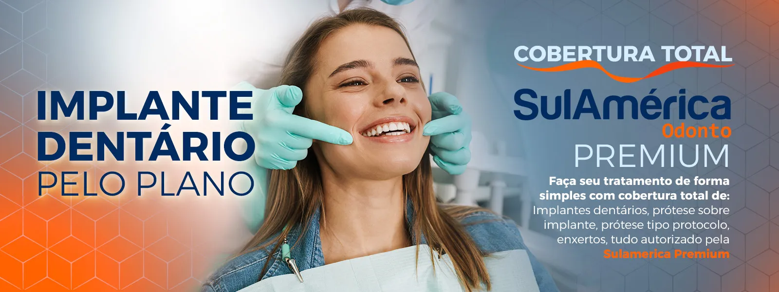 Implante dentário pelo plano SulAmérica Odonto Premium, com paciente sorrindo durante atendimento odontológico e informação sobre cobertura total para implantes e próteses.